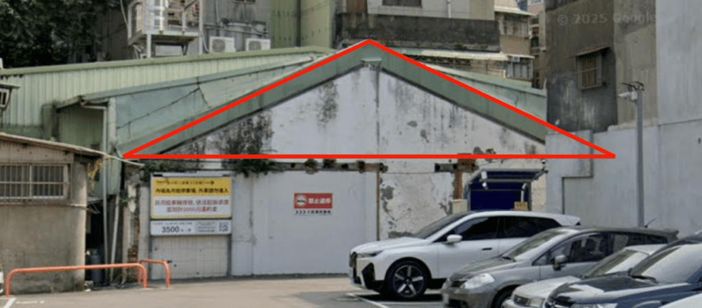 火形煞圖解：鄰近房屋三角形鐵皮屋脊正對窗戶，形成犁頭煞。