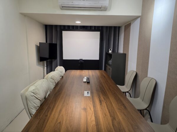 302 教室會議桌與投影配置